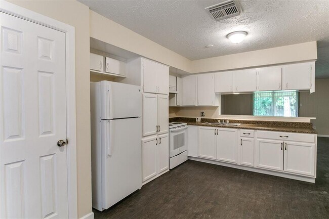 Building Photo - 5010 Carmona Ln