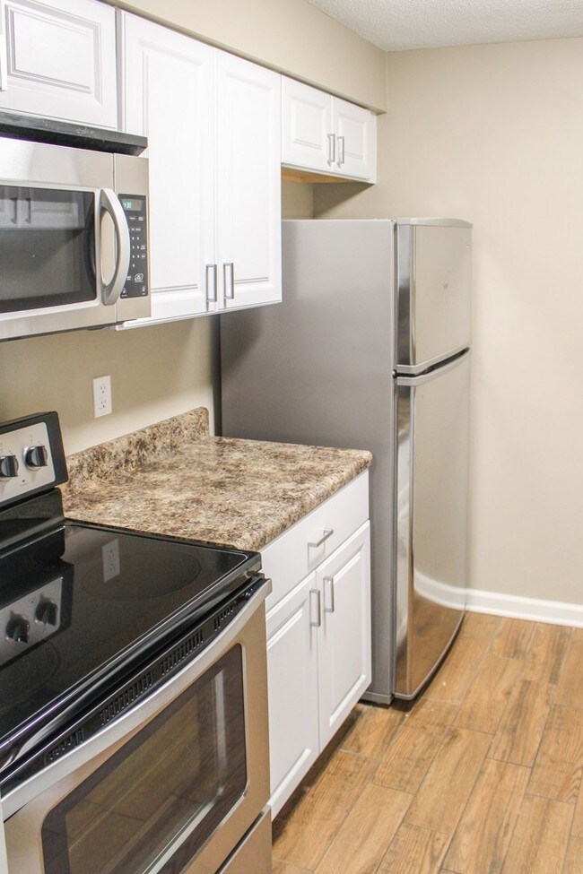 Building Photo - 2 Bedroom 1 Bath Stunning Westport Apartment