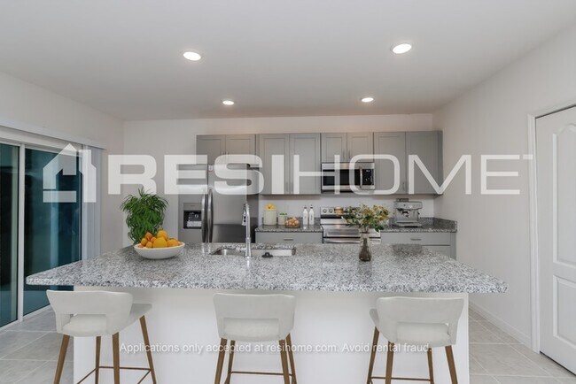 Foto del edificio - 1426 Rila St Se