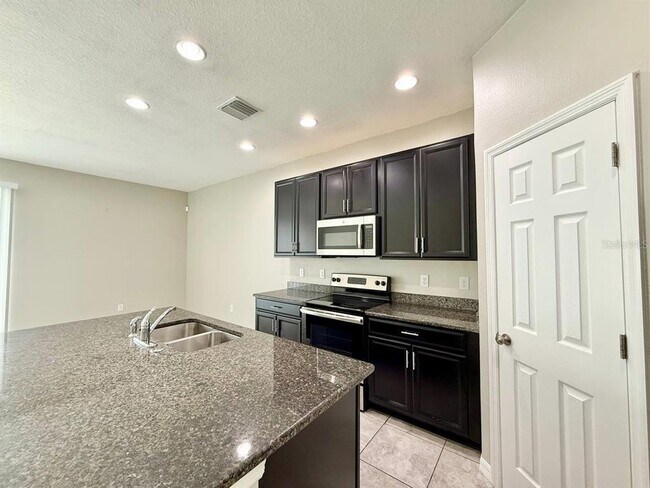 Foto del edificio - 7123 Summer Holly Pl