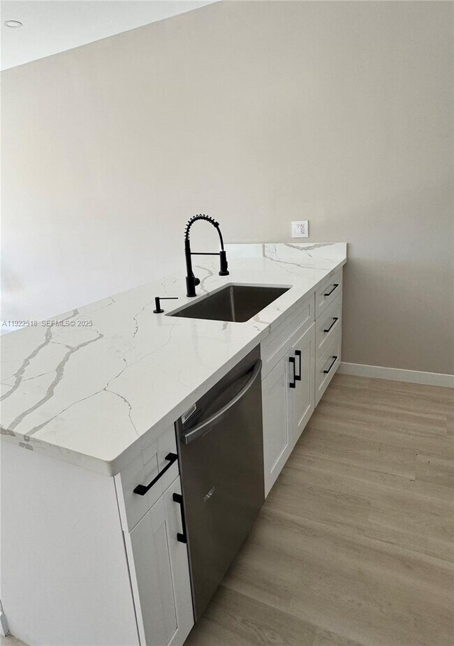 Foto del edificio - 630 NE 166th St