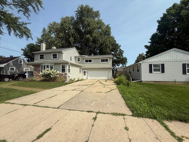 Building Photo - 870 Waverly Pl