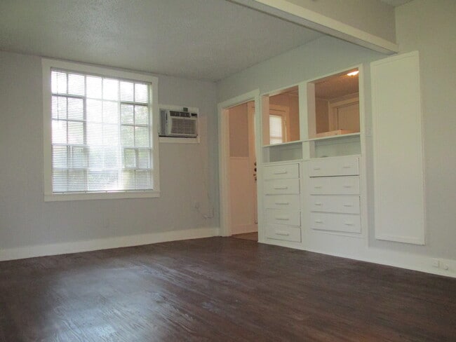 Building Photo - Keith-916