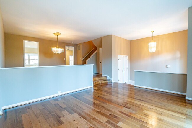 Building Photo - Luxurious 3 Bed 3 Full 1 Half Bath Brick Townhome In Beautiful Gresham Place