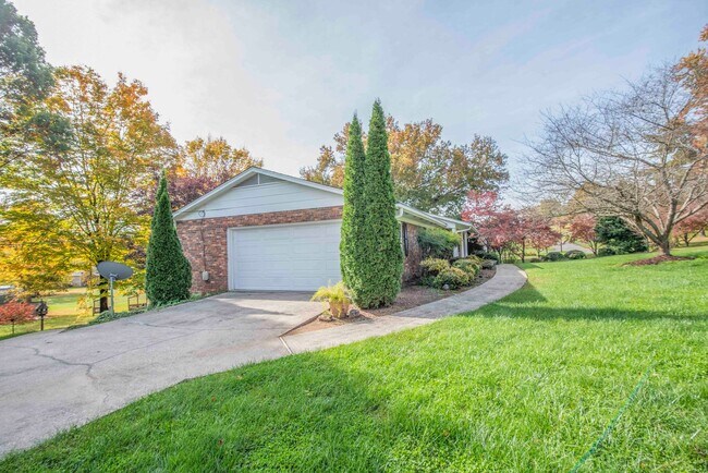 Foto del edificio - Halls 37938 - 4 bedroom, bath home with 4 garage spaces - Call Susan Niedergeses 865-300-4722