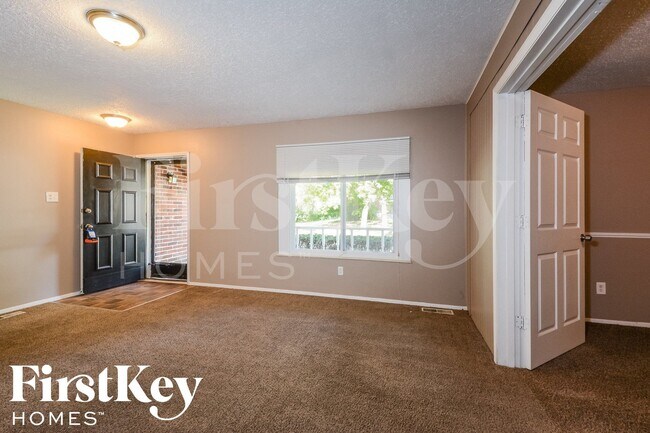 Building Photo - 6176 Silver Fox Dr
