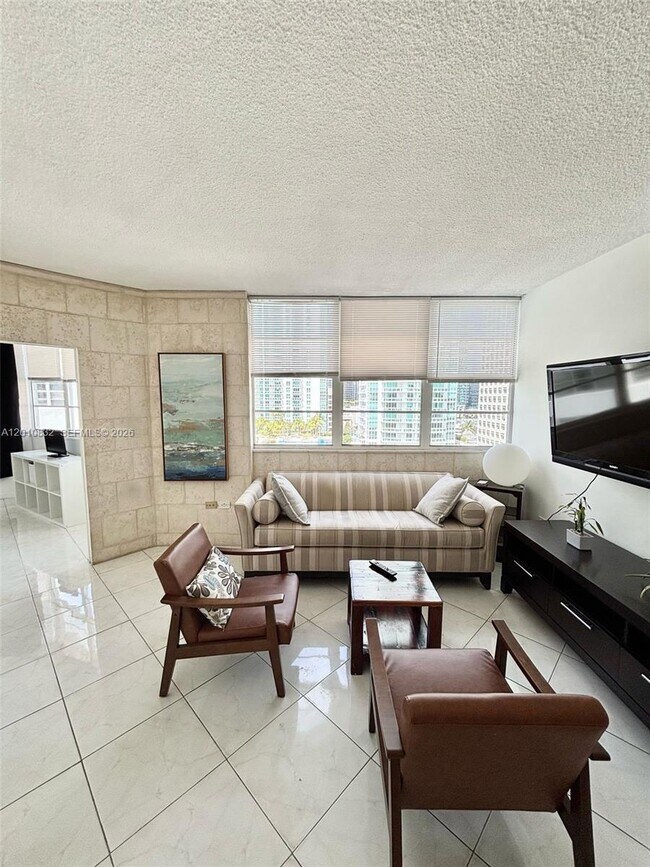 Foto del edificio - 905 Brickell Bay Dr