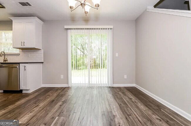Foto del edificio - 4247 Chestnut Lake Ave