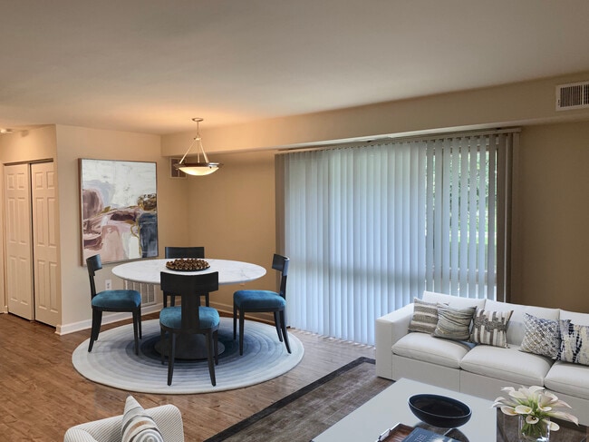 Open concept living/dining areas - Harpers Forest