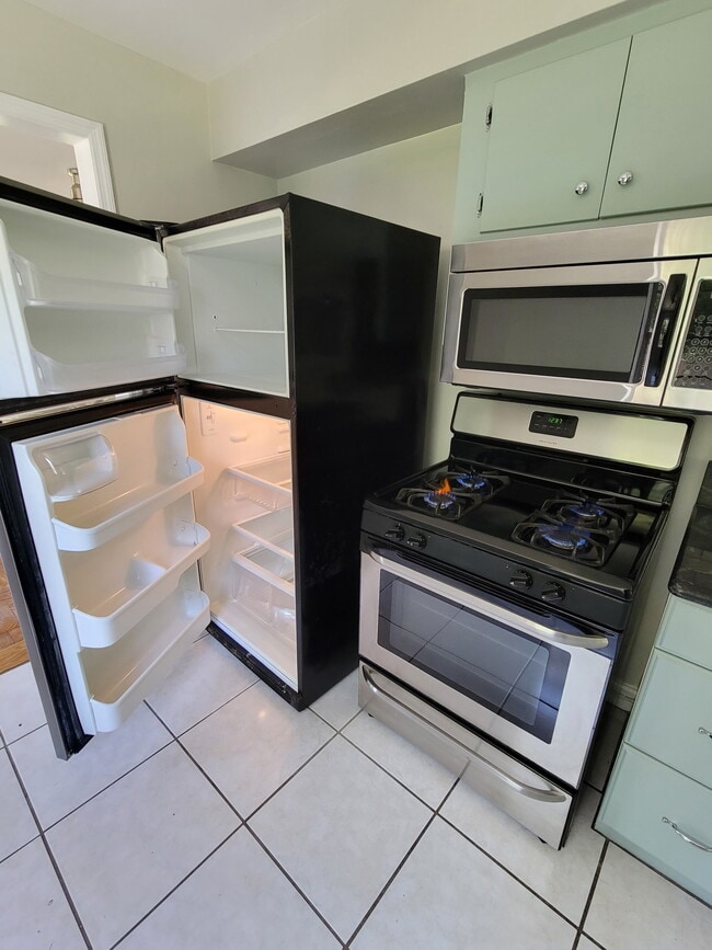 Gas range - 3310 NW 4th St