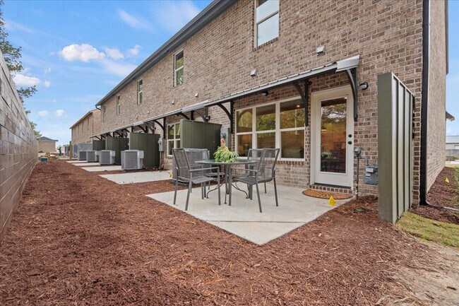 Foto del edificio - 1300 Twelve Oaks Ln