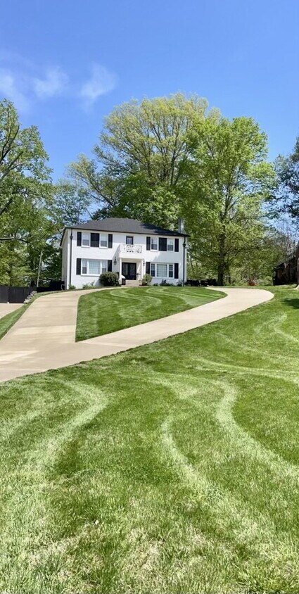 Foto principal - "Spacious 4-Bedroom Gem with 3 Full Baths ...