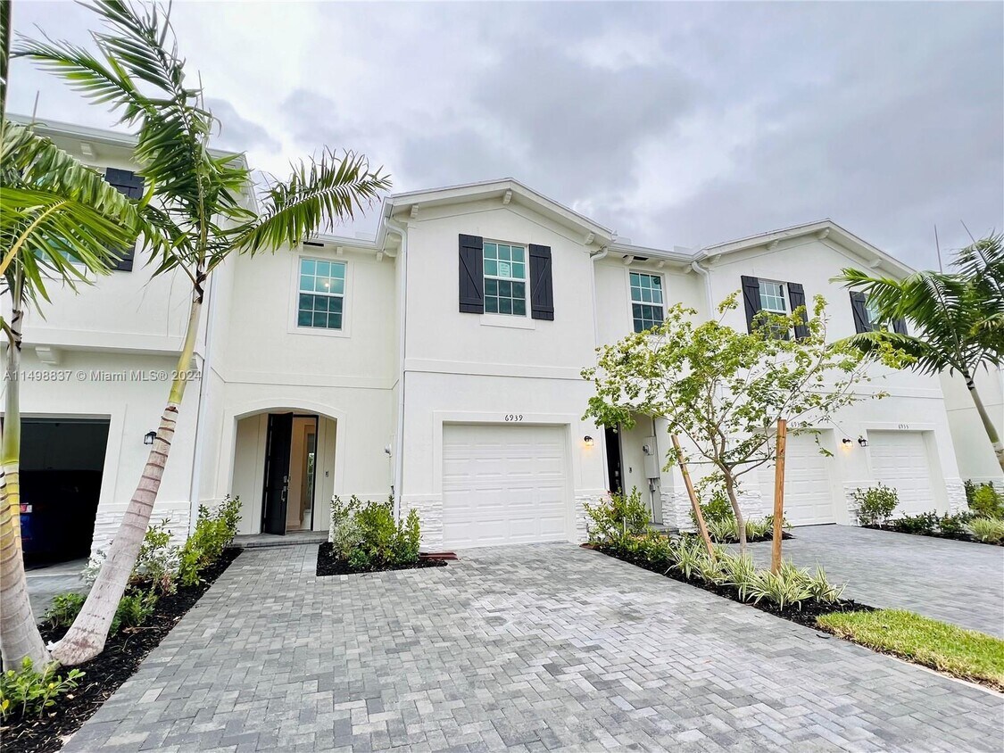 Foto principal - 6939 Harbours Edge Ave