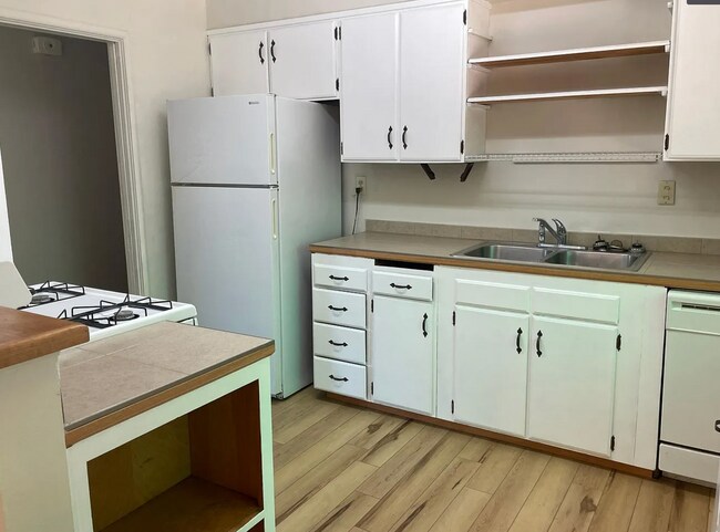 Foto del edificio - Charming 3 Bed / 1 Bath Home + In-Law Unit – Spacious & Flexible Living