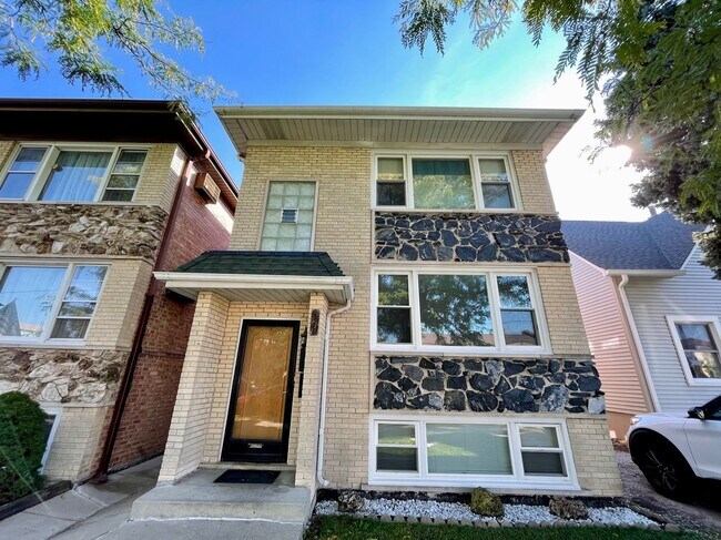 Building Photo - Freshly Renovated 3-Bed in Jefferson Park – In-Unit Laundry & Modern Upgrades!