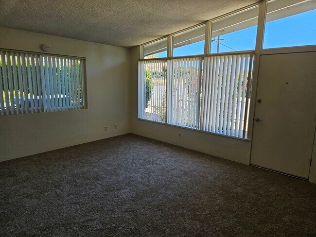 Sala de estar con techos abovedados - 566 Westmont Ave