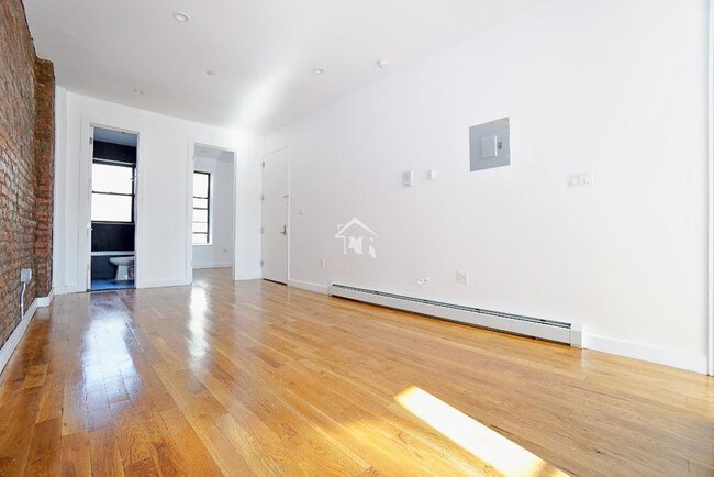 Building Photo - 515 Monroe St
