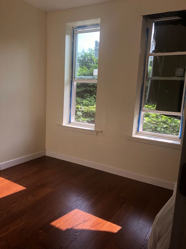 Foto del edificio - 466 E 45th St