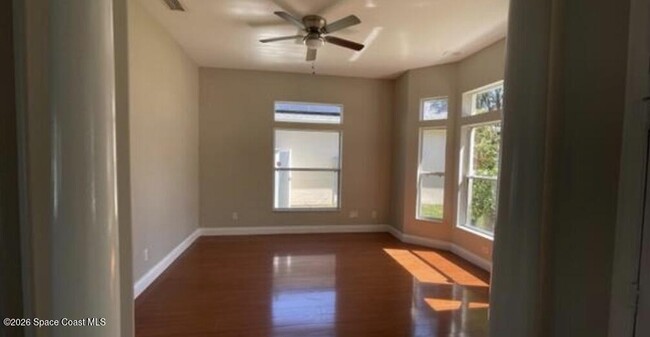 Foto del edificio - 1070 Hollister Dr
