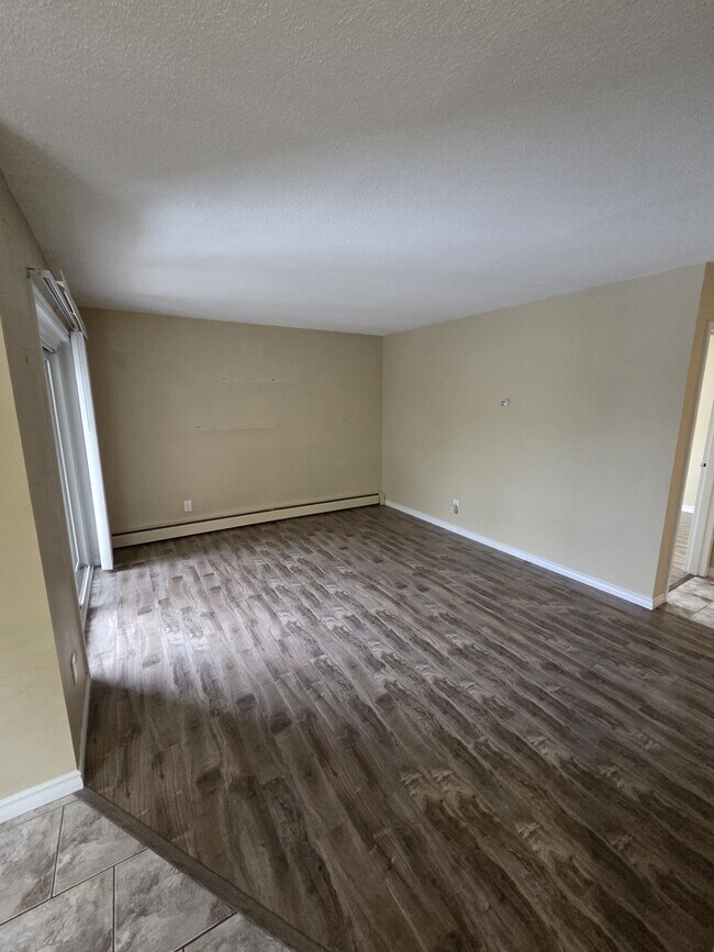 Building Photo - 30-30 Westmount Rd W