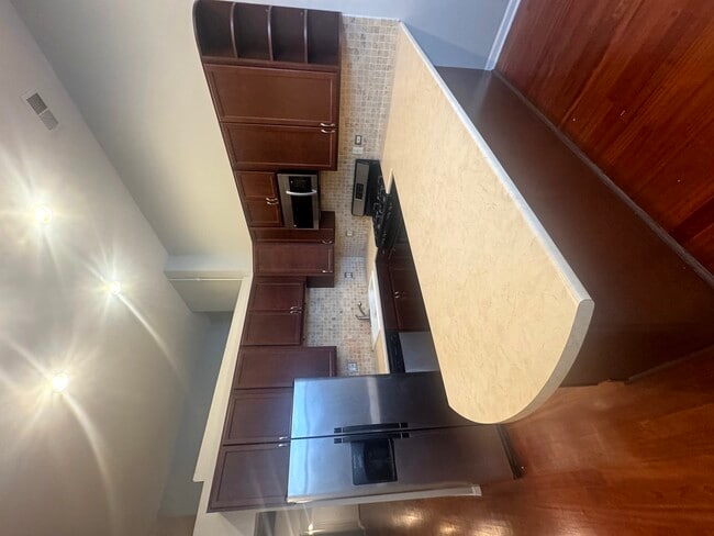 Building Photo - 521 N Racine Ave