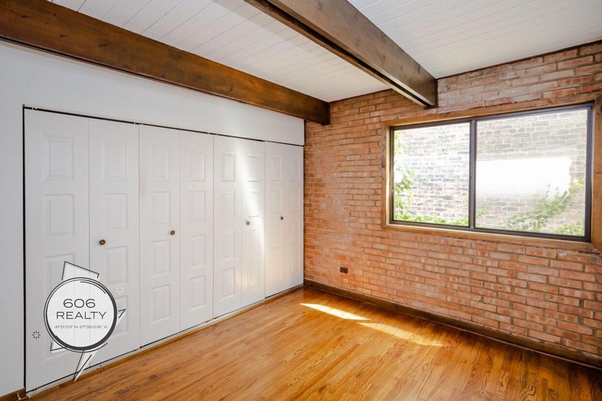 Building Photo - 2254 N Racine Ave