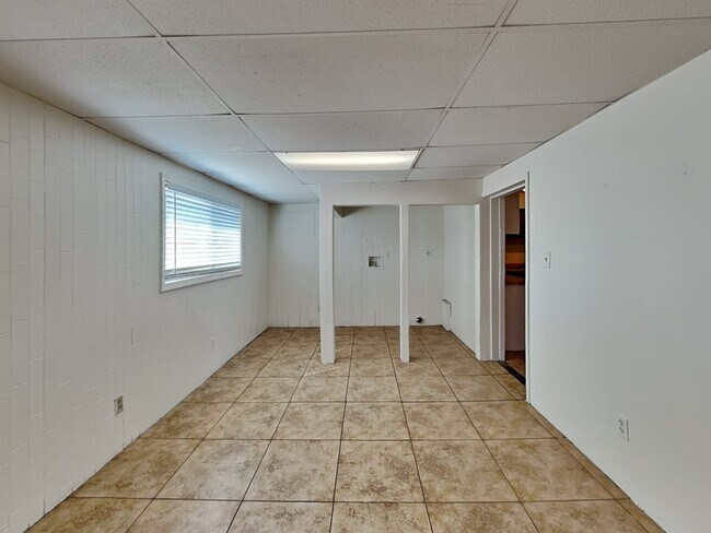 Building Photo - 6213 W Claremont St