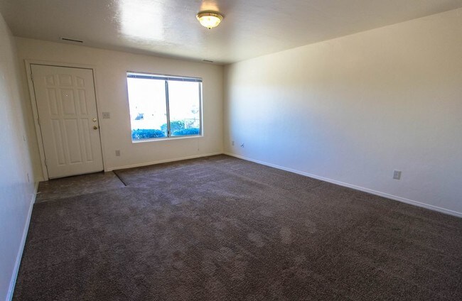 Building Photo - 2 bedroom unit in triplex