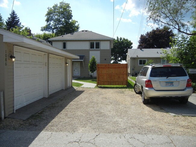 Foto del edificio - Charming 4-Bed Oasis with Granite Touches & Hardwood Elegance in Minneapolis!