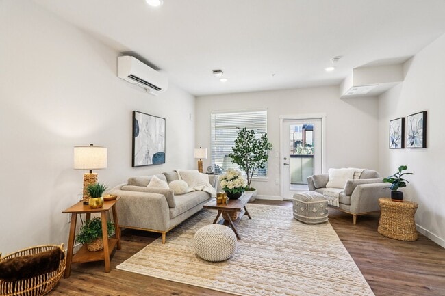 Foto del edificio - East Town Crossing