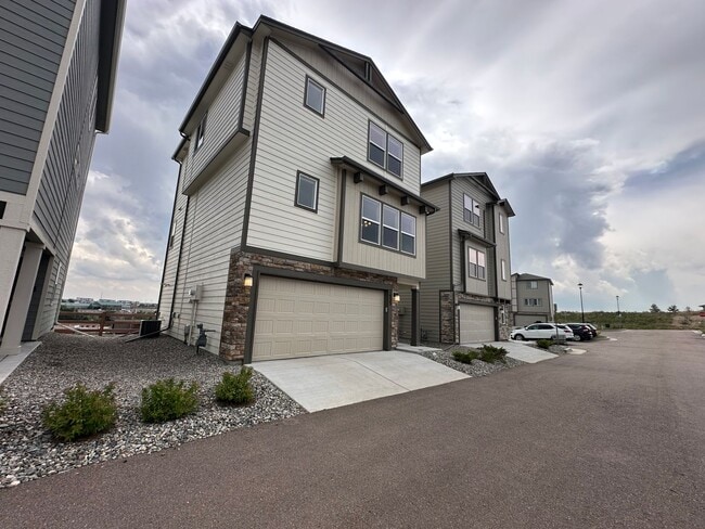 Building Photo - Charming 3 Bed 3 Bath House!!!