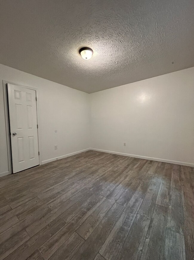 Building Photo - 105 Howell Way