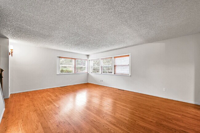 Building Photo - $2,895.00, 4 bed, 3.5 bath, located in Col...