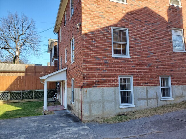 Entrance with a porch - 107 Morgan St