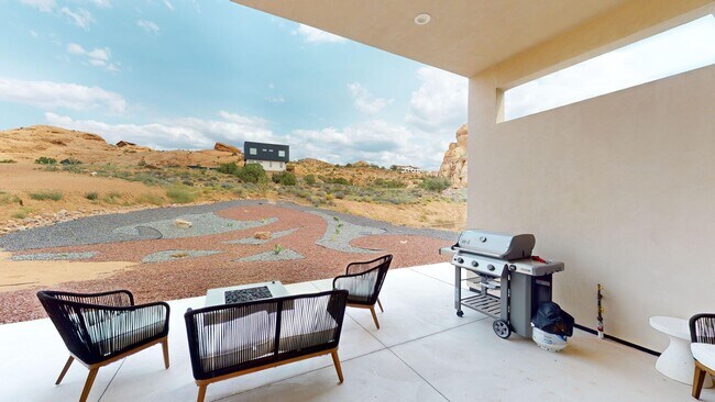 Foto del edificio - Beautiful Custom Home Available Now