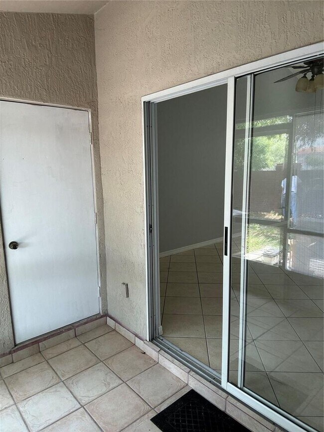 Building Photo - 2 Bedroom 2 Bathroom Condo in Gated Community of Cypress Lakes
