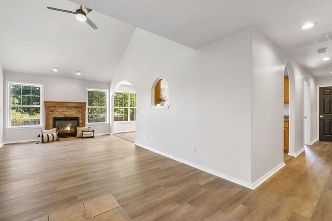 Foto del edificio - Newly Remodeled! | 4 Bedroom | 2 Bathroom ...