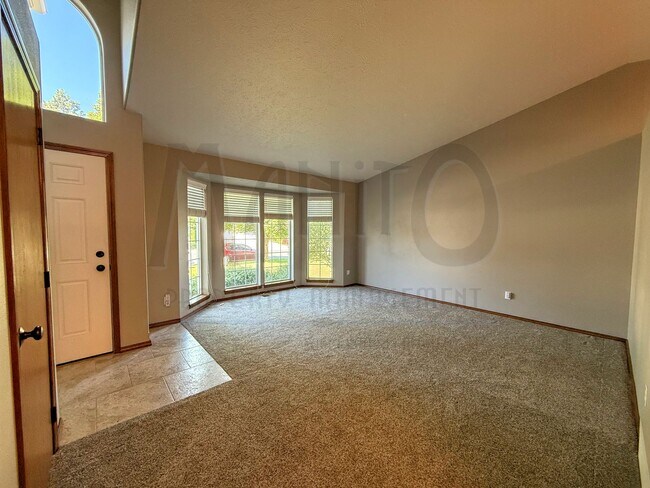 Building Photo - Spacious Eagle Ridge Home