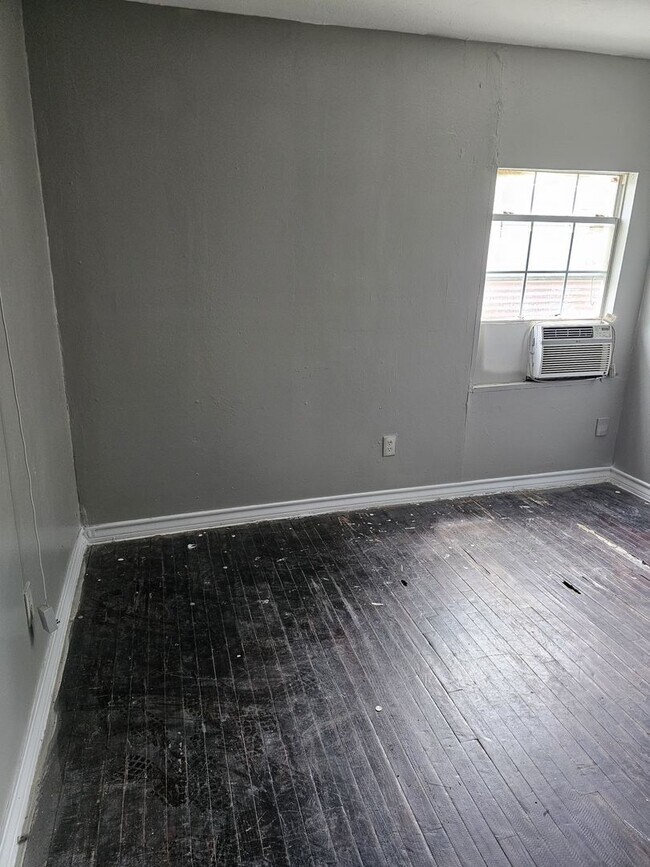 Building Photo - Large Home For Lease