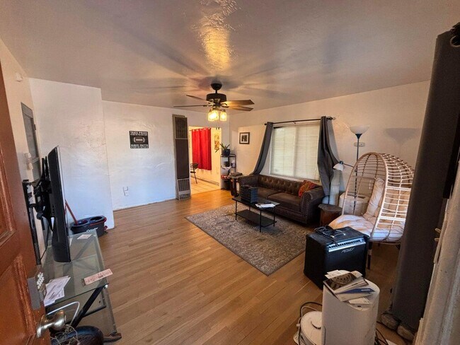 Foto del edificio - 825 Palomas Dr SE