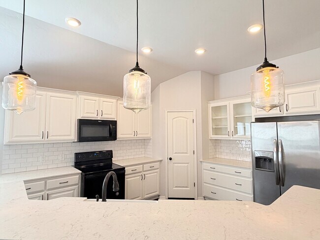 Building Photo - 18600 Luna Dr