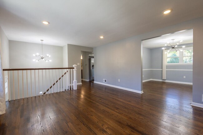 Foto del edificio - Amazing 5 BR/3 BA Single-Family Home in Te...