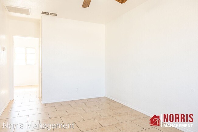Building Photo - 1 br, 1 bath House - 215 E 9th St