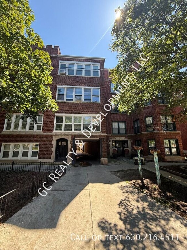 Building Photo - 1241 W Jarvis Ave