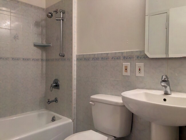 Foto del edificio - Top Floor 1 Bed, 1 Bath Sunset Apartment -...