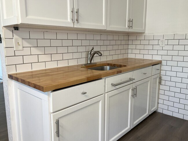 Foto del edificio - Modern 3-Bedroom Charmer with Bright Inter...
