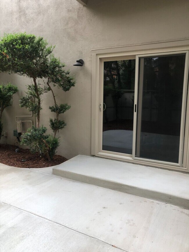 Foto del edificio - Gorgeous 3BD/2.5BA Home in Campus Commons ...