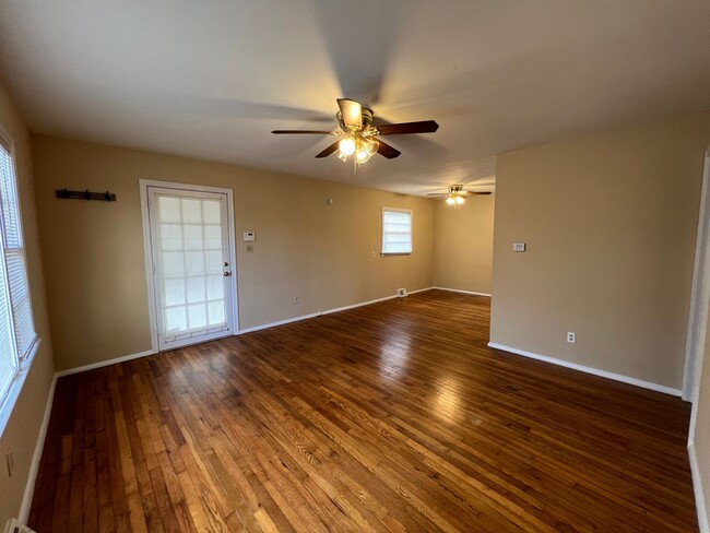 Building Photo - Charming home in desirable area available ...
