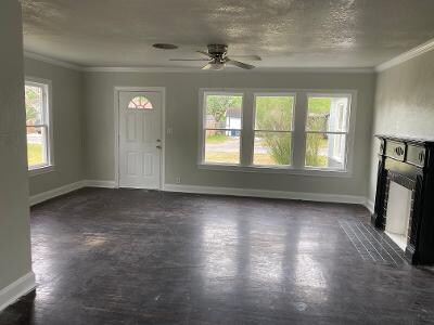 Foto del edificio - 1253 Logan Ave