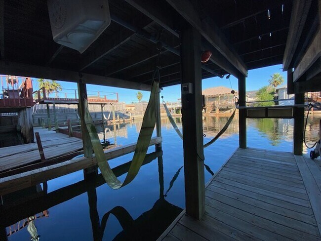 Building Photo - DON’T MISS OUT ON THIS ISLAND GEM!